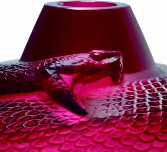 Ваза Serpent 25 см красная, хрусталь Lalique 10107800