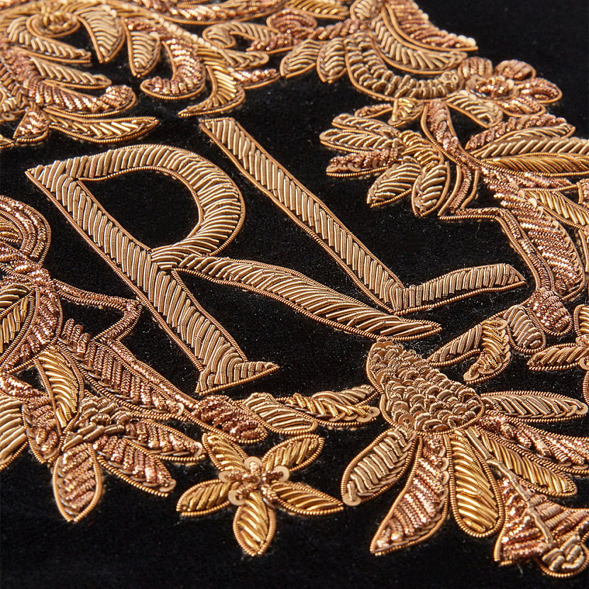 Декоративная подушка GLENSHIRE 50х50 черная с золотой вышивкой – 2