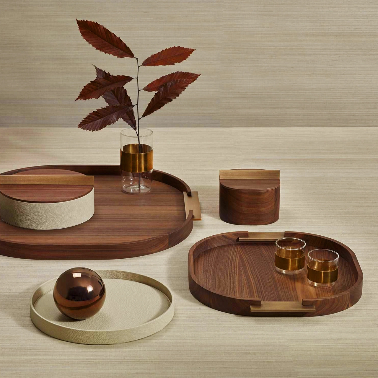 Поднос DAMA 42 см орех, состаренная латунь RIVIERE GV4/MWALNUTANTBRASS