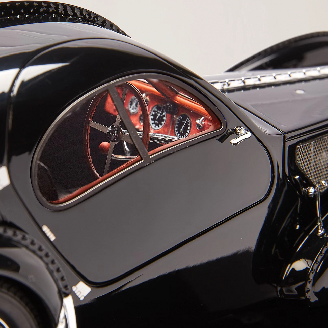 Статуэтка автомобиля Bugatti 57SC Atlantic Coupe – 2