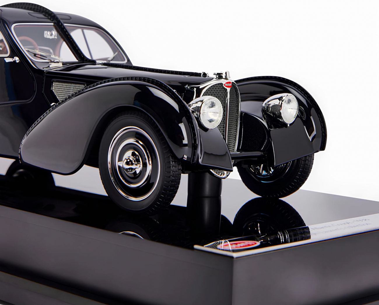 Статуэтка автомобиля Bugatti 57SC Atlantic Coupe Ralph Lauren Home 682723215001