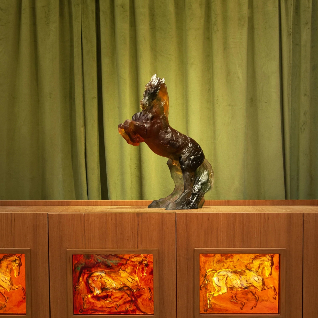 Скульптура BALTHAZAR Лошадь на дыбах 54 см хрусталь серо-янтарная Daum 05152