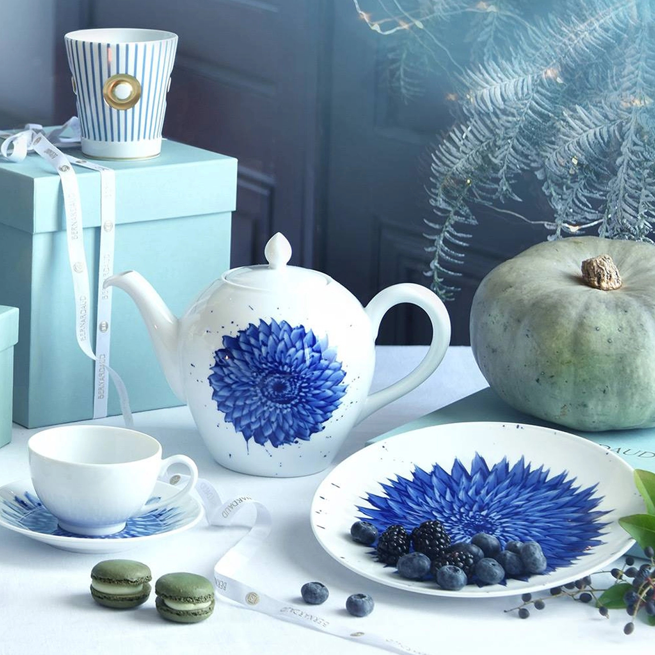 Чашка для завтрака с блюдцем IN BLOOM 300 мл фарфор бело-синяя Bernardaud 1768/21512