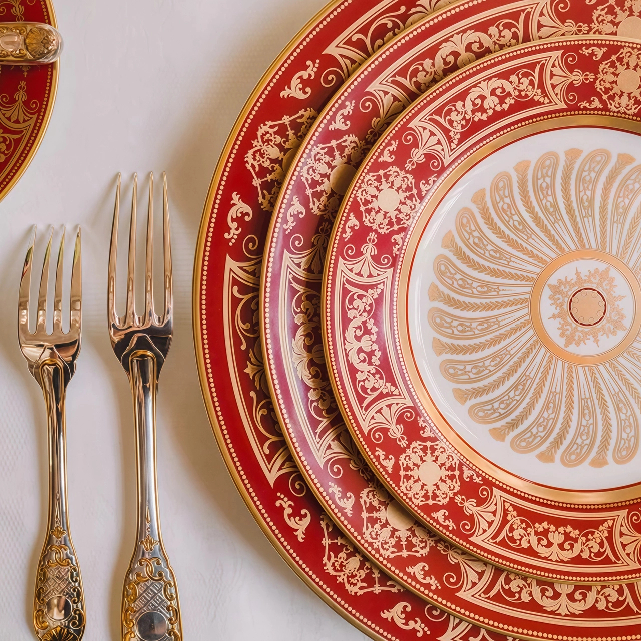 Тарелка подстановочная AUX ROIS ROUGE 31.5 см фарфор красная золото Bernardaud G653/6189