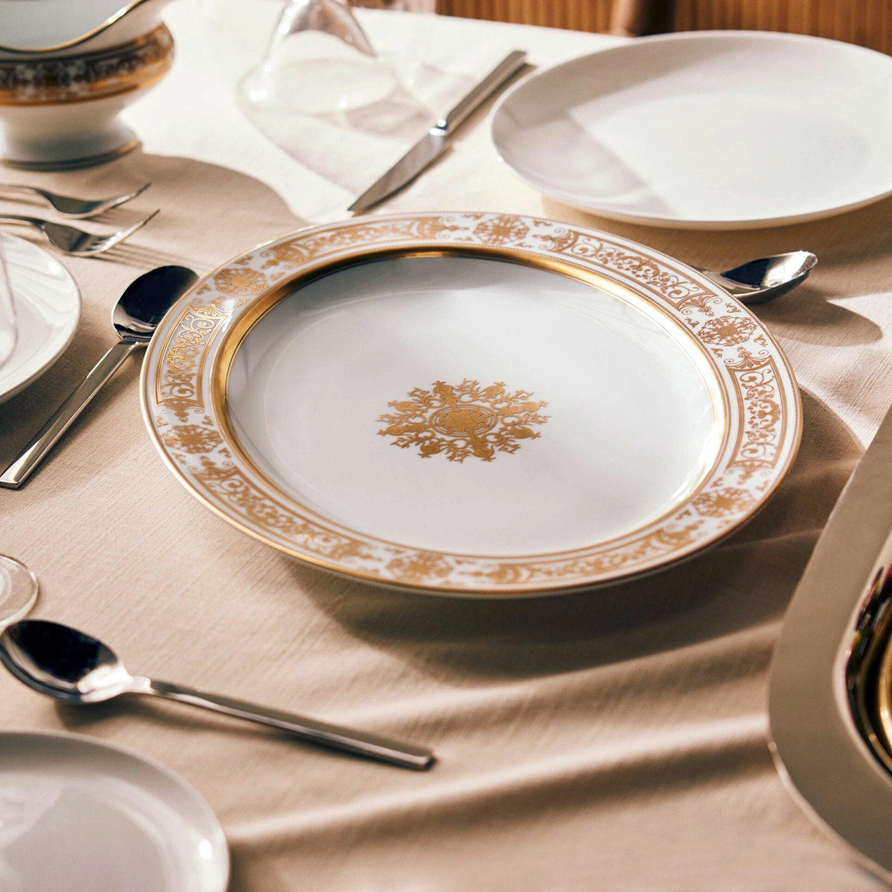 Блюдо овальное AUX ROIS OR 38 см фарфор белое золото Bernardaud 1847/107