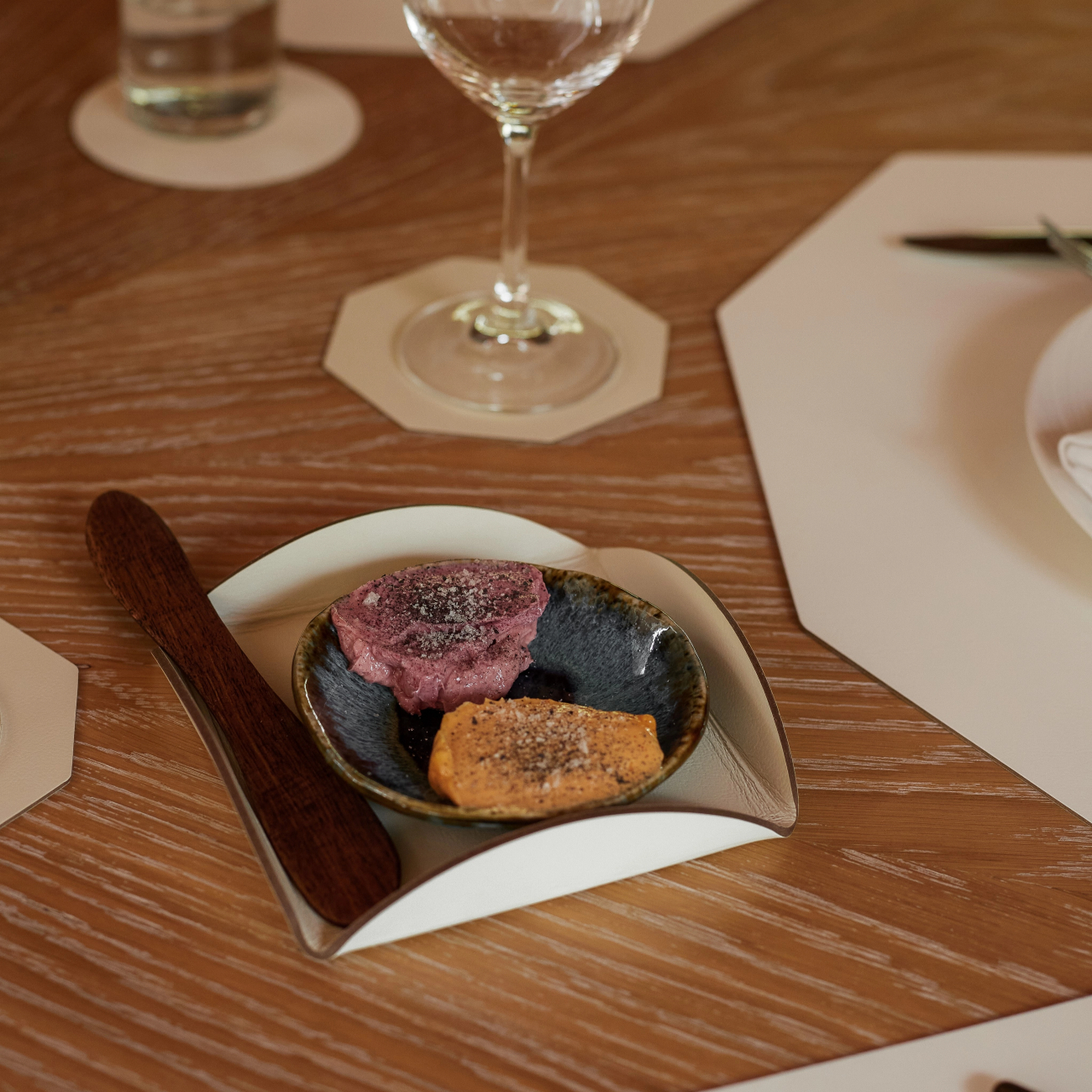 Подставка для сервировки 15x15 панна кота, кожа ADJ 0020.16.TS30