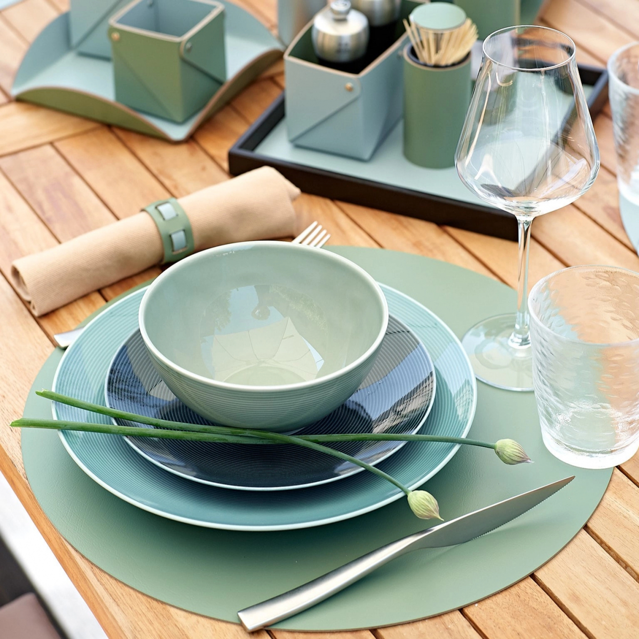 Плейсмат круглый двусторонний 40 см небесно-голубой и эвкалипт, кожа ADJ 0003.50/60.TS16