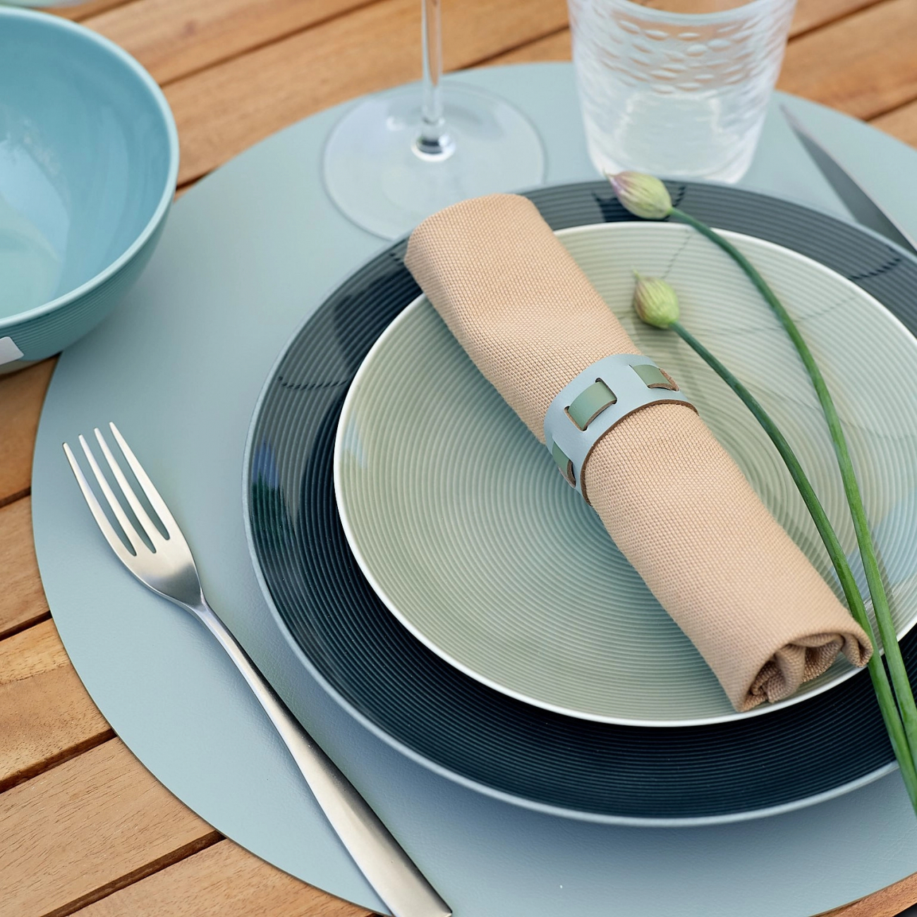 Плейсмат круглый двусторонний 35 см небесно-голубой и эвкалипт, кожа ADJ 0004.50/60.TS16