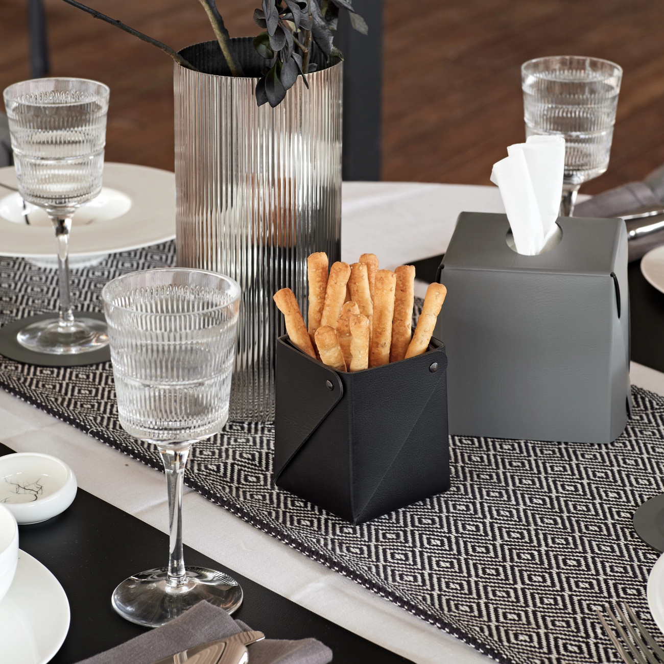 Стакан для канцелярии 8x8 чёрный, кожа – 2