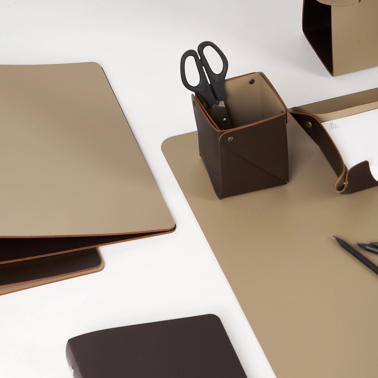 Стакан для канцелярии 8x8 шоколад, кожа ADJ 0104.06.TS16