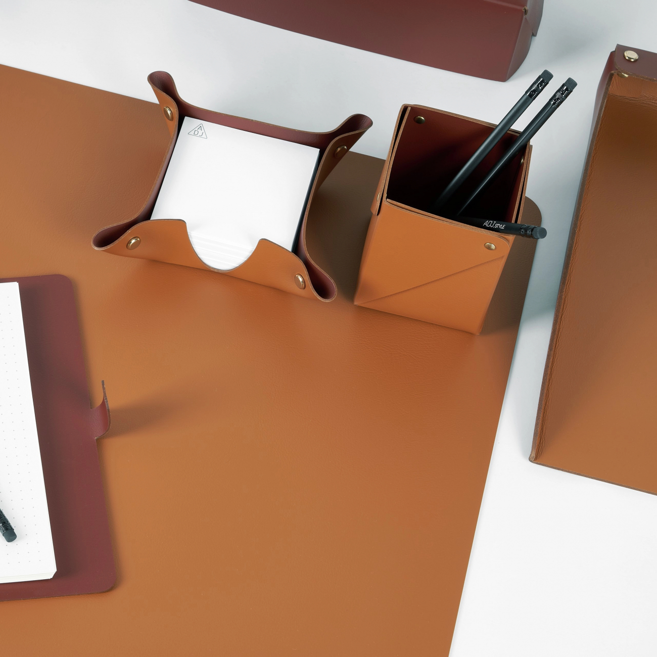 Стакан для канцелярии 8x8 коньяк, кожа ADJ 0104.09.TS16