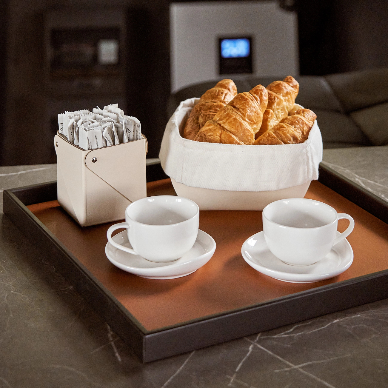 Стакан для канцелярии 8x8 белый, кожа – 2