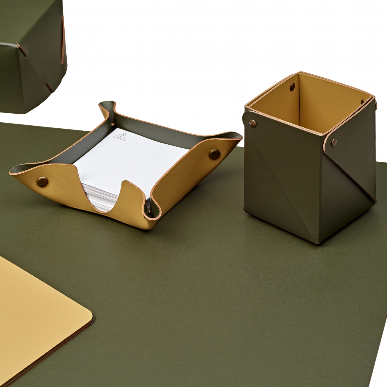 Стакан для канцелярии 8x8 олива, кожа ADJ 0104.55.TS16