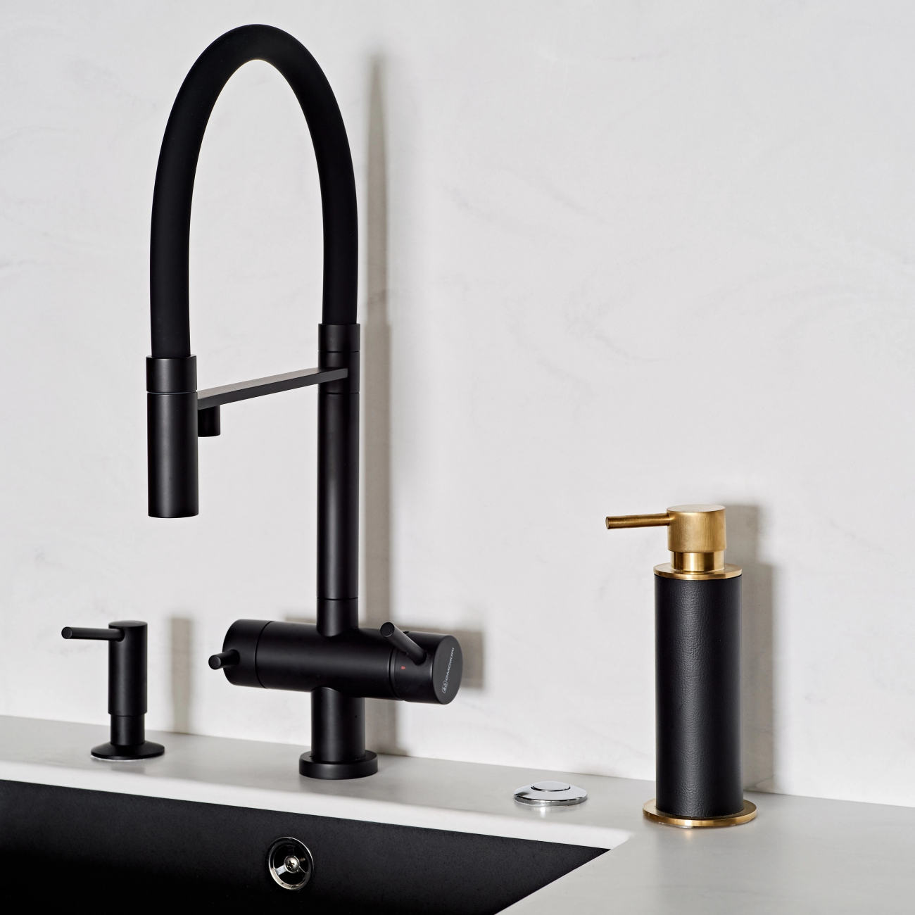 Диспенсер для мыла чёрная кожа, матовое золото – 2