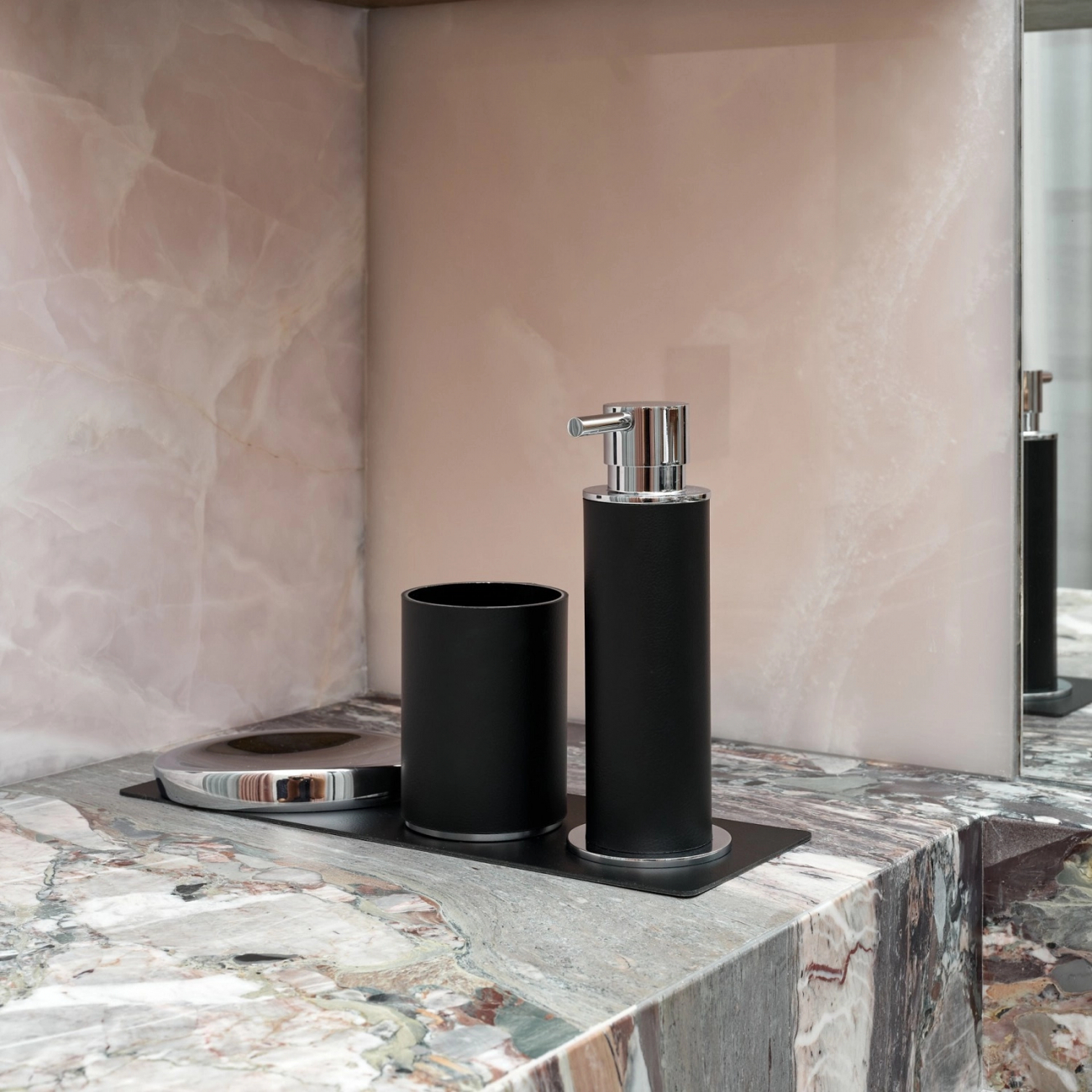 Диспенсер для мыла чёрная кожа, хром – 2