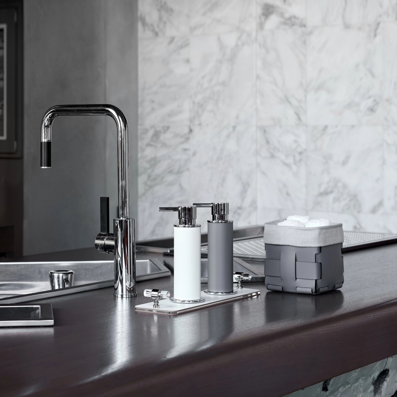 Диспенсер для мыла серая кожа, хром – 2