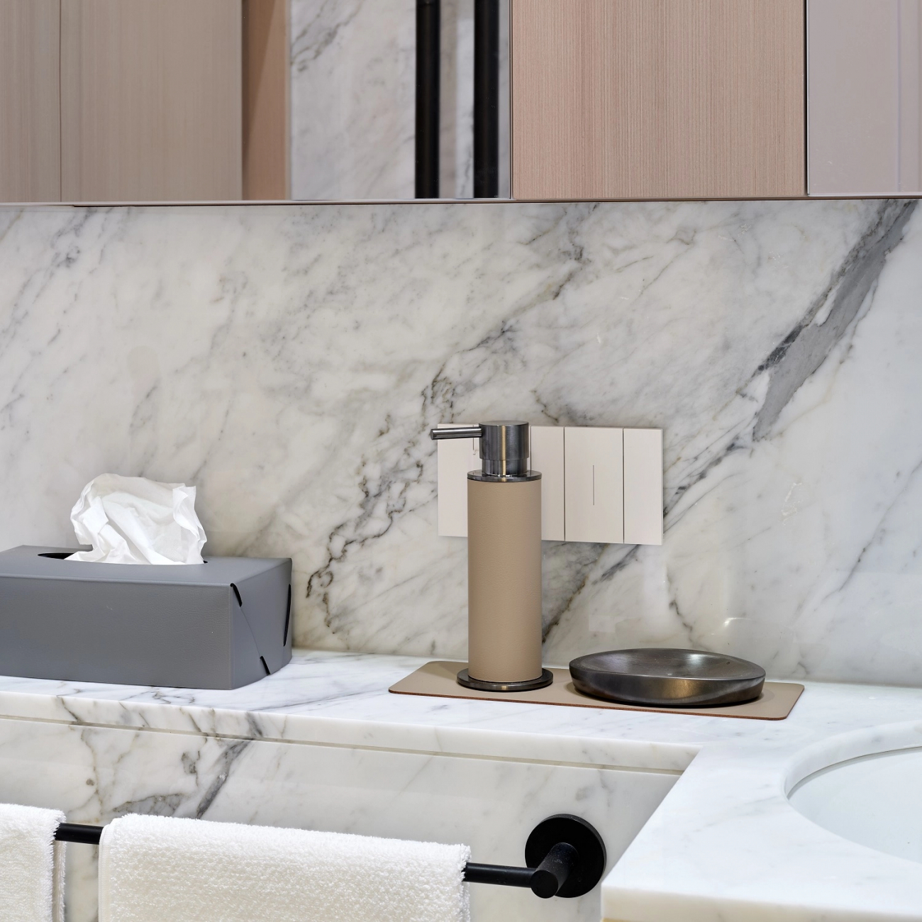 Диспенсер для мыла кожа капучино, матовый графит ADJ 4980.04.GM