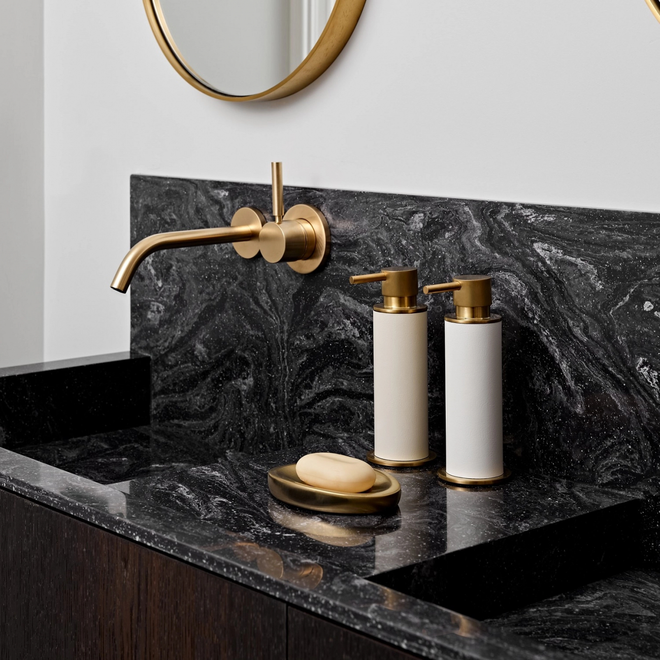 Диспенсер для мыла белая кожа, матовое золото – 2