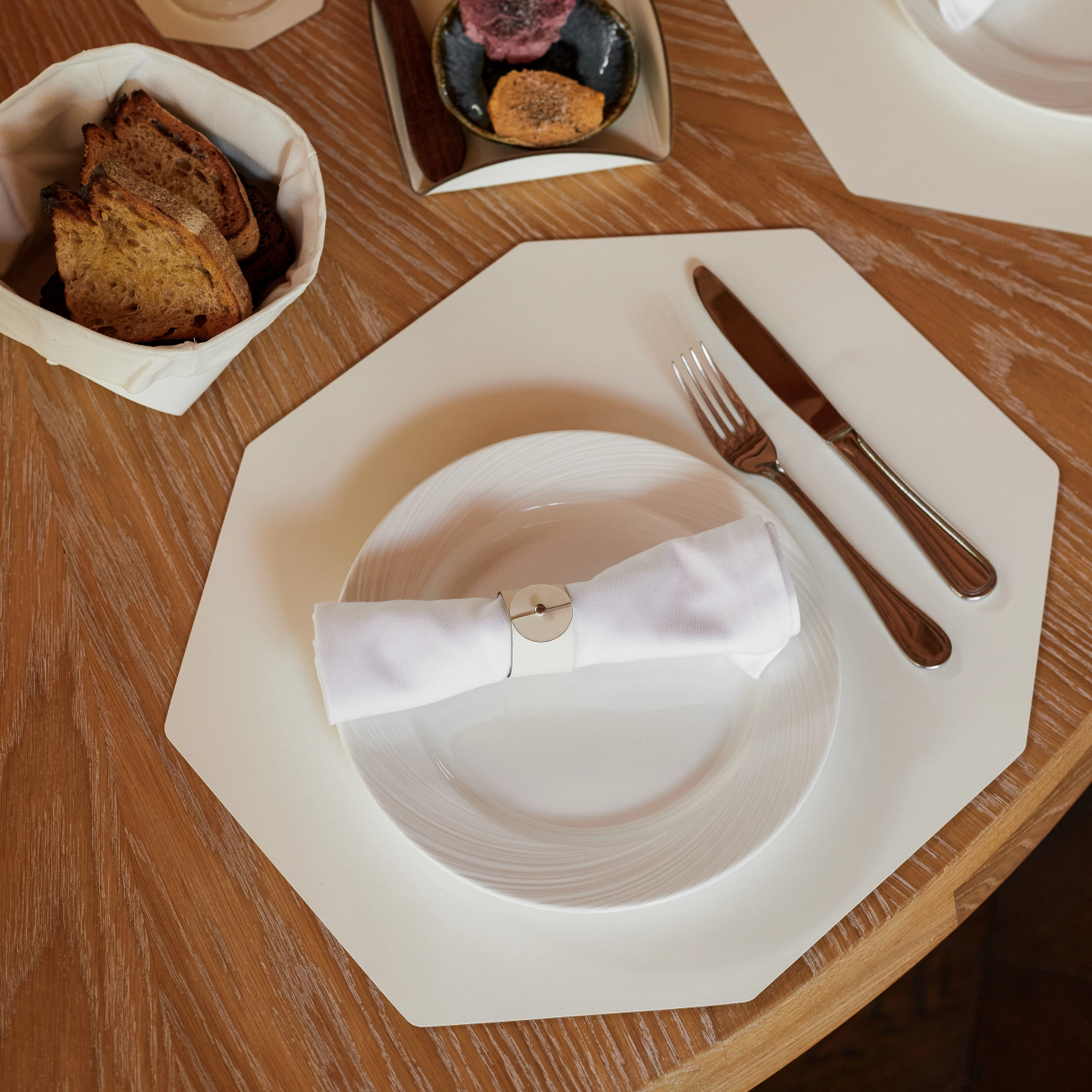 Плейсмат восьмиугольный двусторонний 44.5х38 см белый-панна кота, кожа – 2