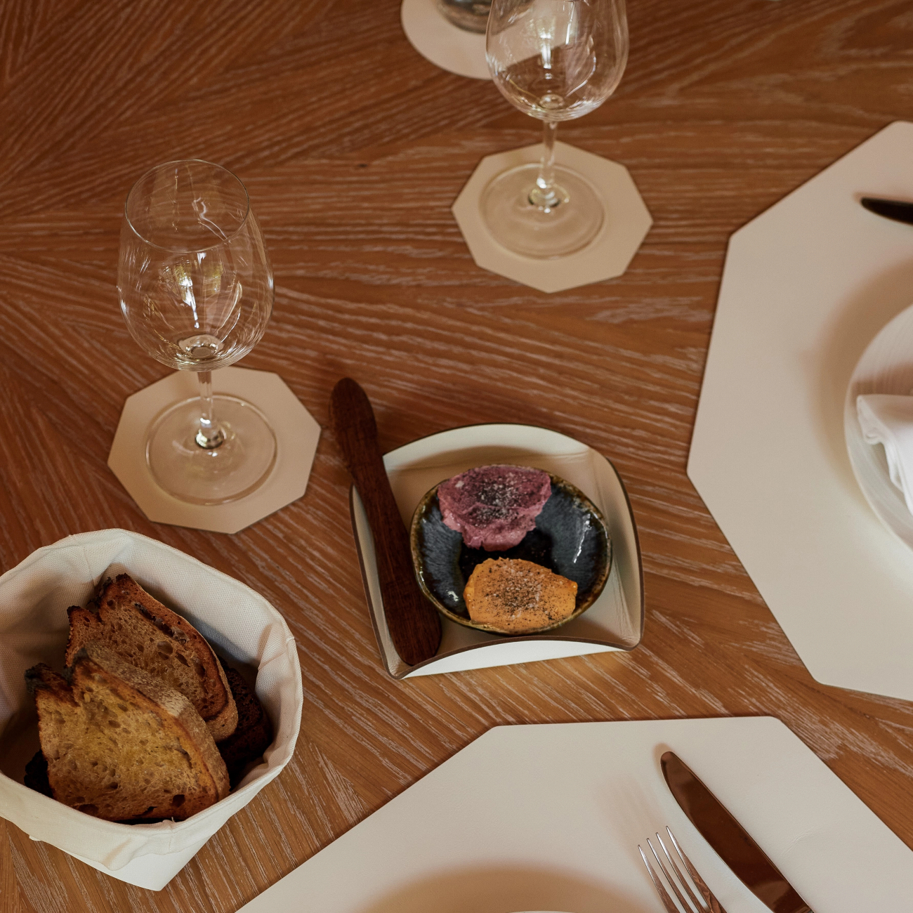 Костер восьмиугольный двусторонний 12х12 см белый-панна кота, кожа – 2