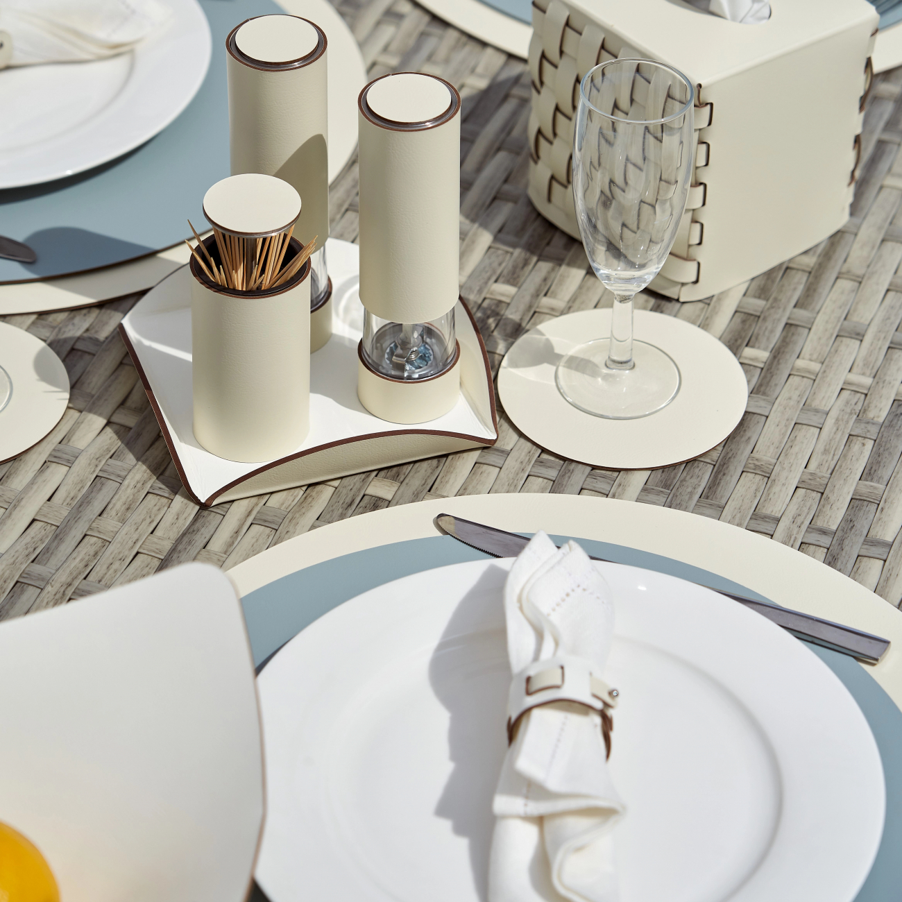 Кольцо для салфеток 5 белое, кожа – 2