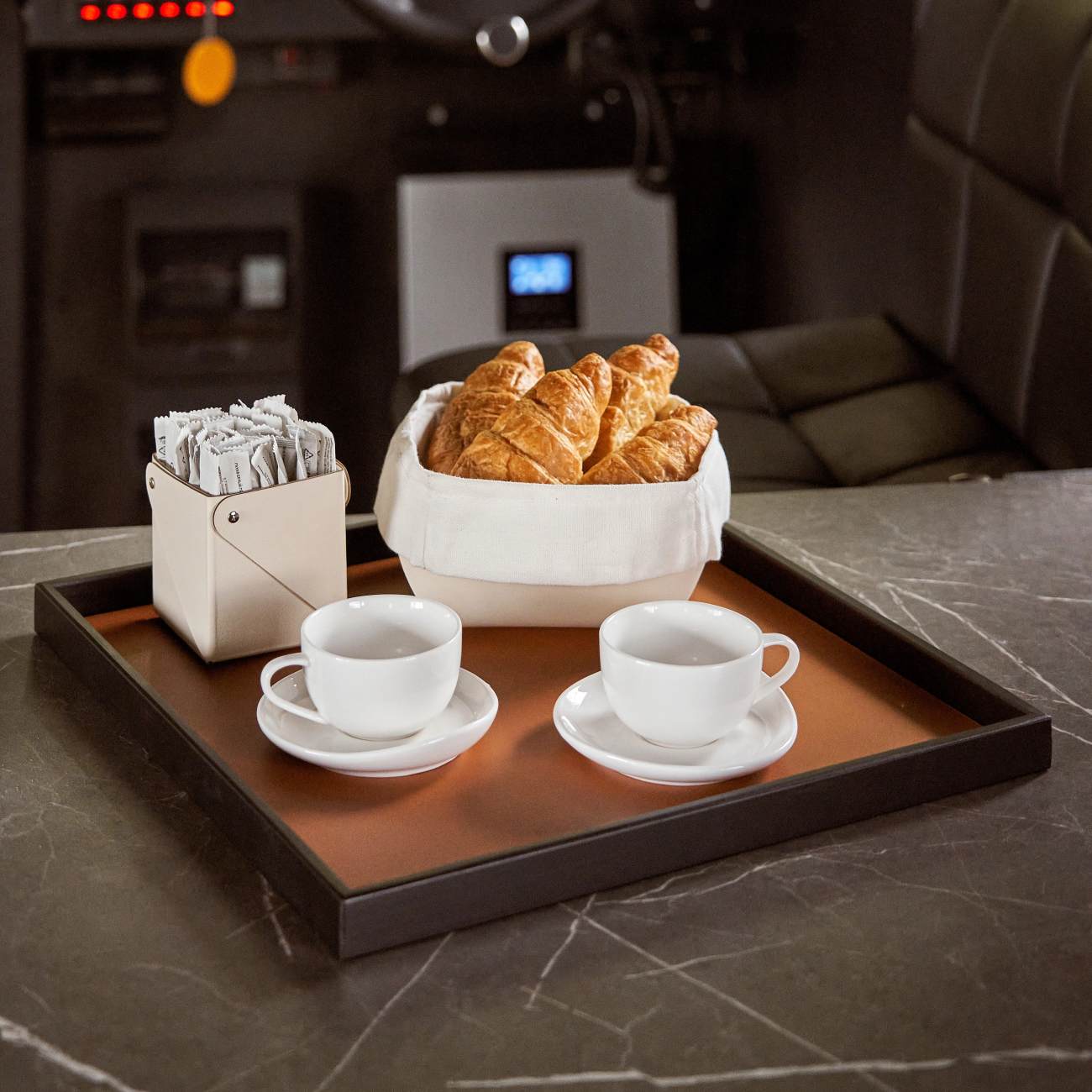 Коробочка MIU 7х7 белая, кожа – 2