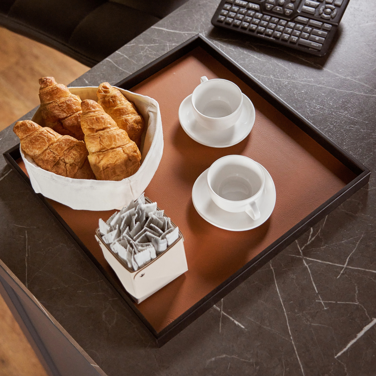 Коробочка MIU 7х7 белая, кожа ADJ 0055.10.TS16