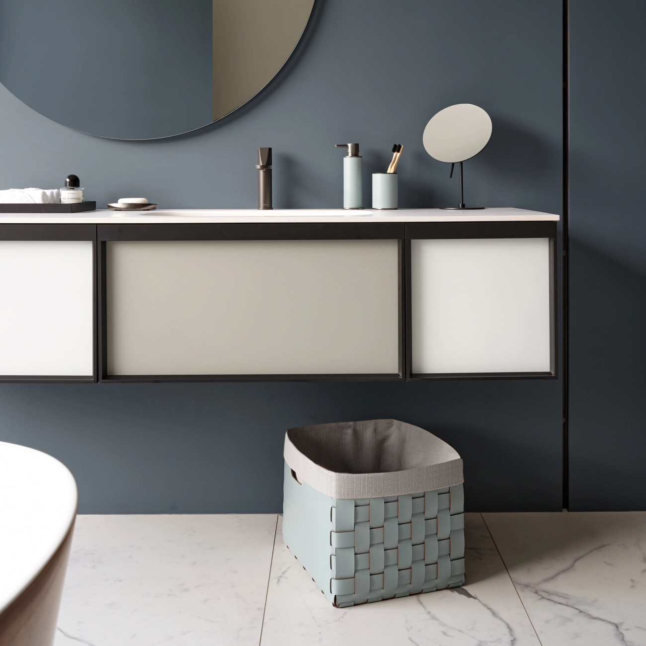 Корзина BOTTEGA 35х40 небесно-голубая, кожа – 2