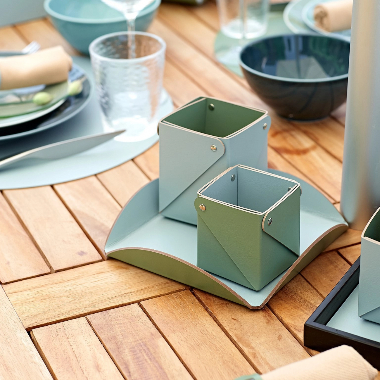 Подставка небесно-голубая 30х30 кожа – 2