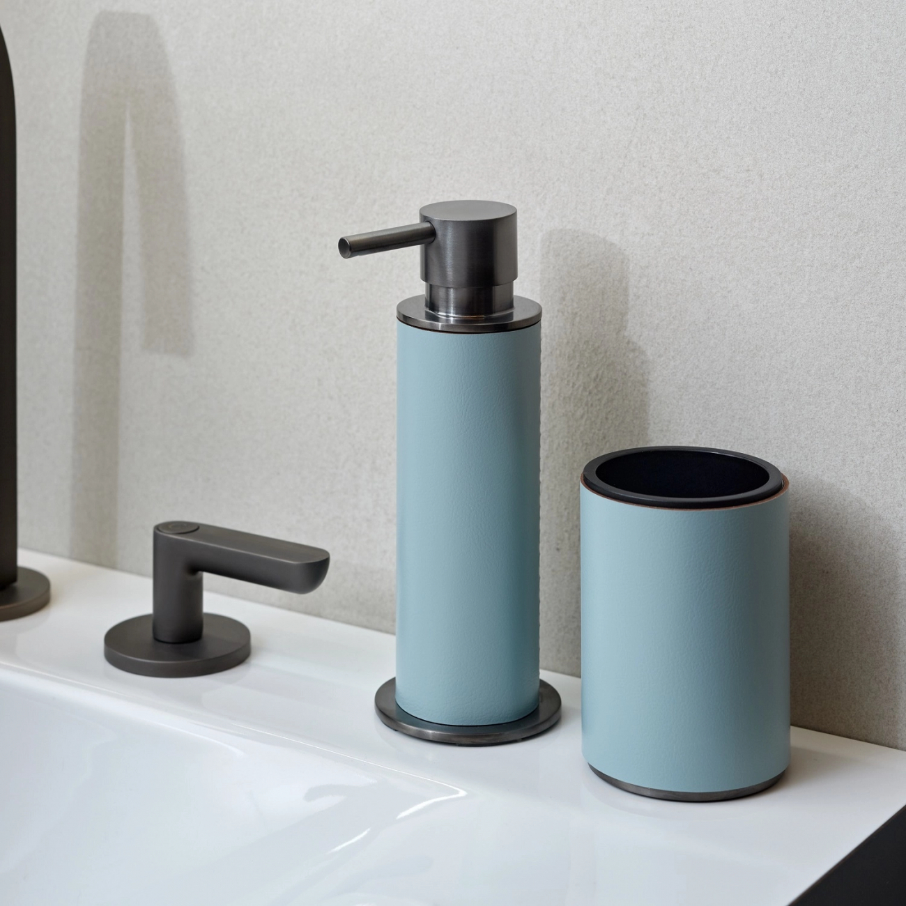 Диспенсер для мыла небесно-голубая кожа, матовый графит – 2