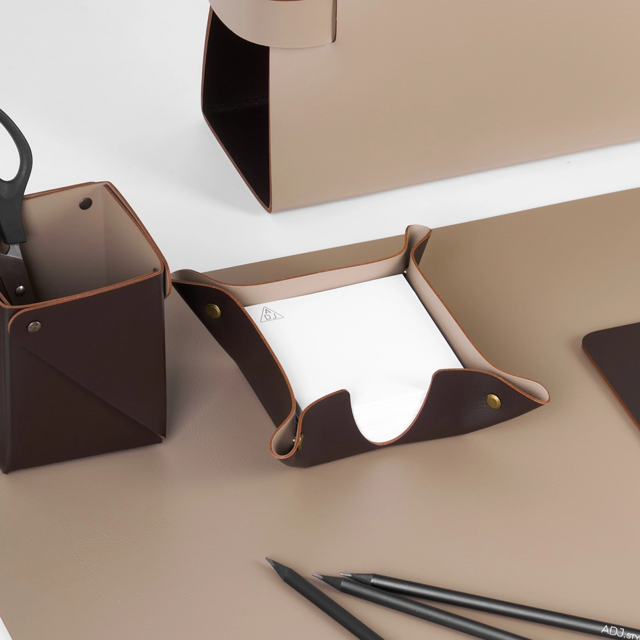 Подставка для бумажных блоков 10x10 шоколад, кожа ADJ 0105.06.TS16