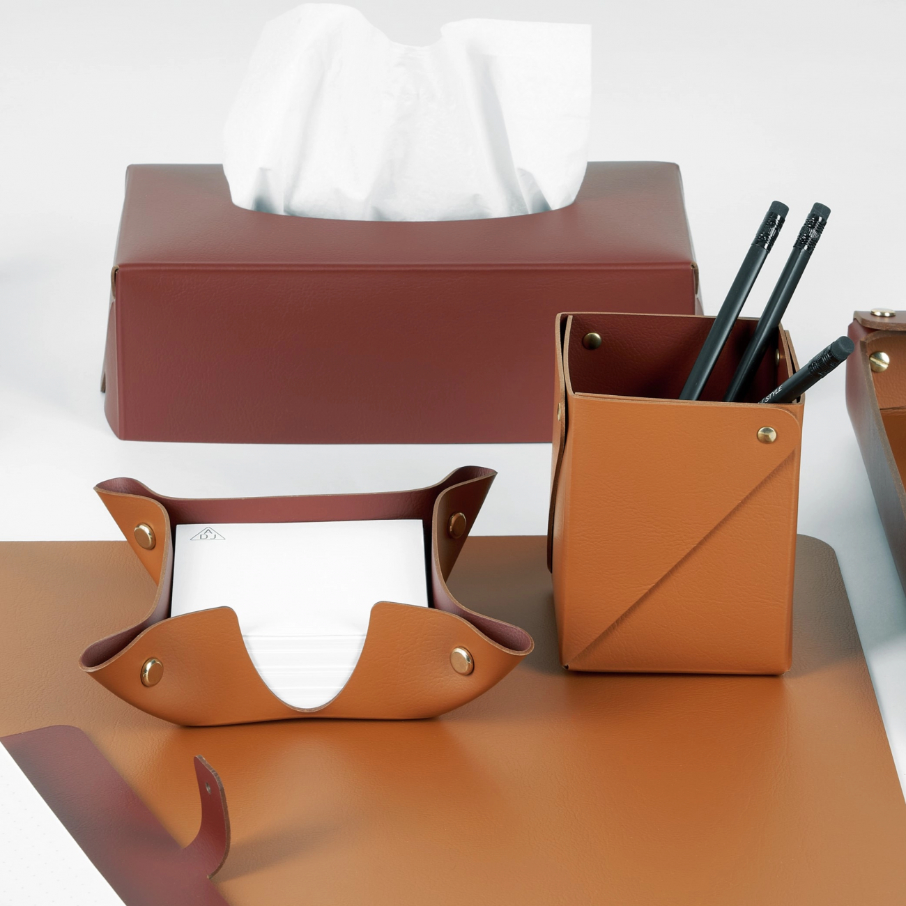 Подставка для бумажных блоков 10x10 коньяк, кожа ADJ 0105.09.TS16