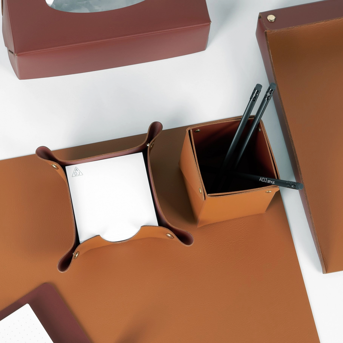 Подставка для бумажных блоков 10x10 коньяк, кожа ADJ 0105.09.TS16