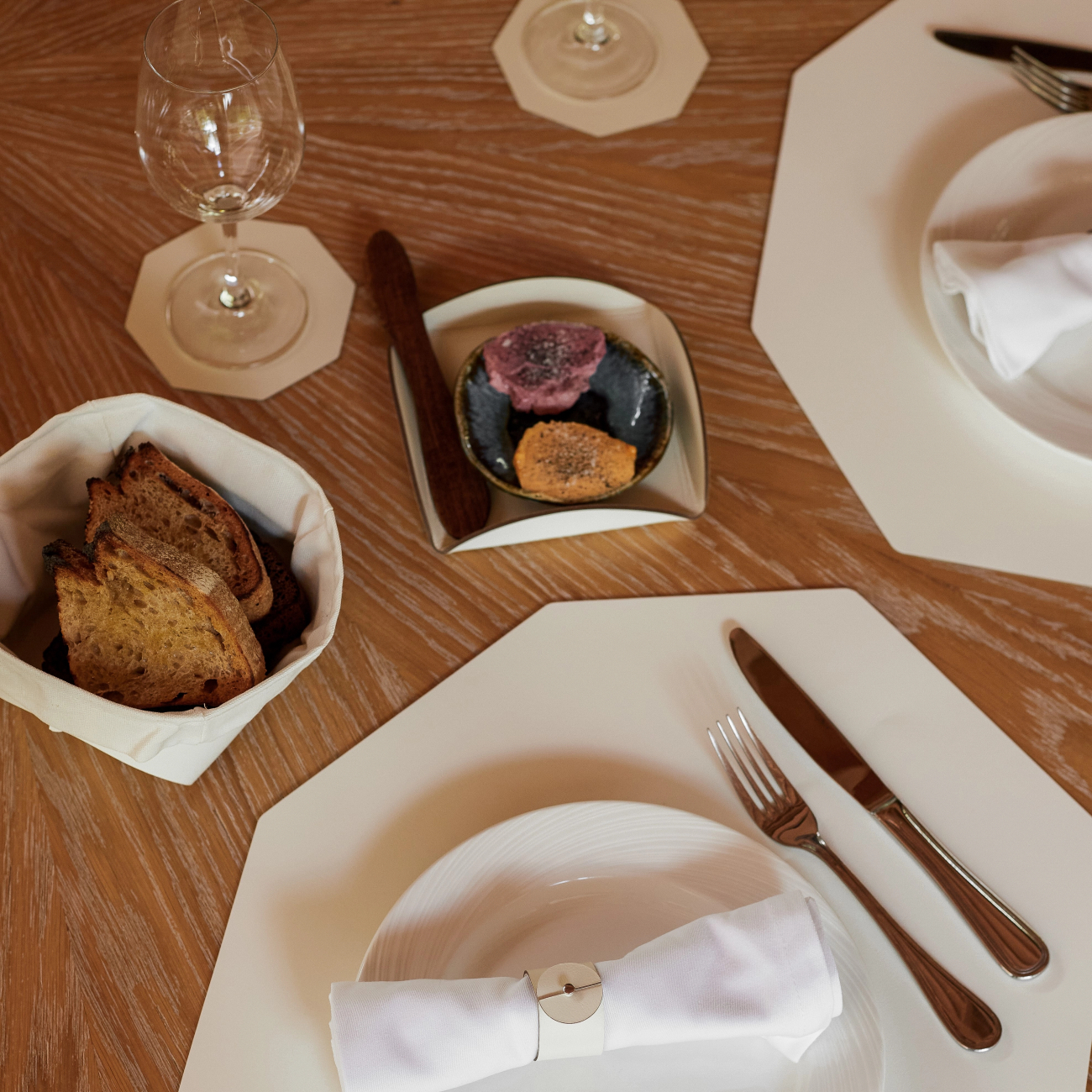 Подставка белая 25х25 кожа ADJ 0018.10.TS30