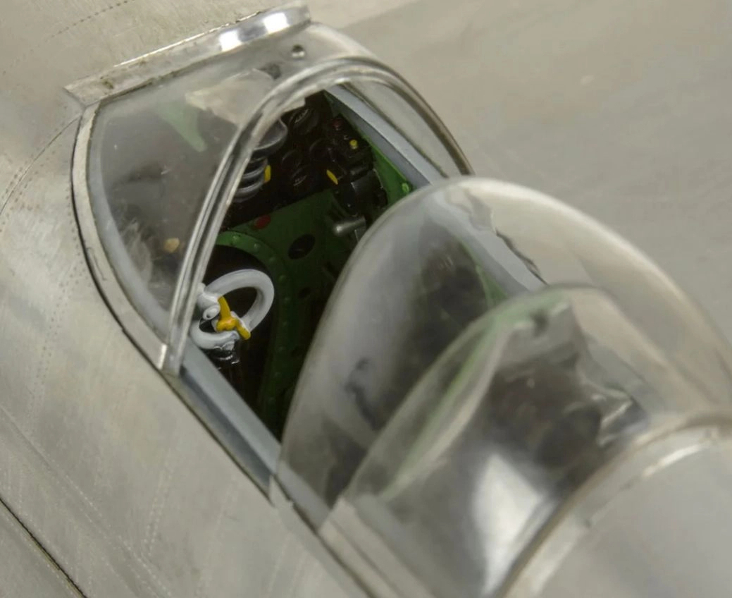 Модель самолета SUPERMARINE SPITFIRE 1:16 Amalgam Collection AP456