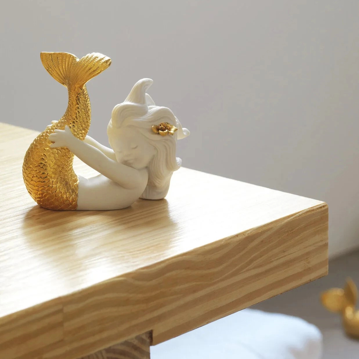 Статуэтка Резвясь в море Ре-деко 12x5 см золотистая, фарфор – 2