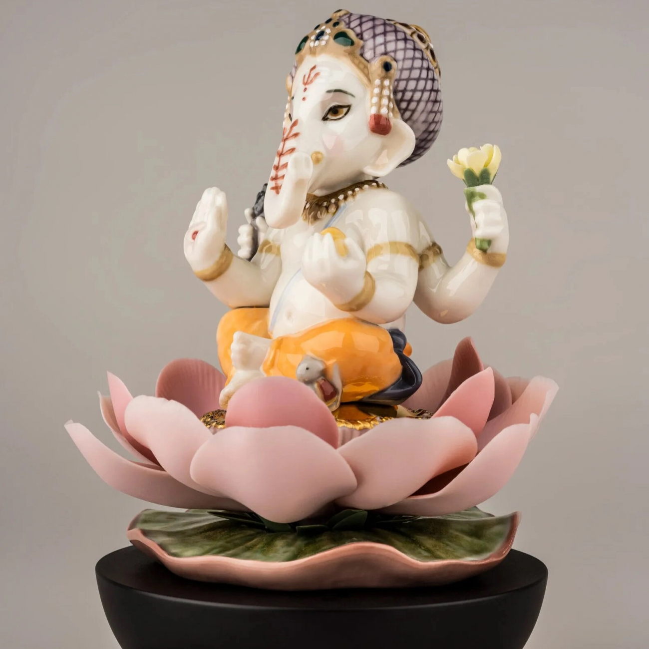 Статуэтка Ганеша на лотосе 19 см фарфор – 2