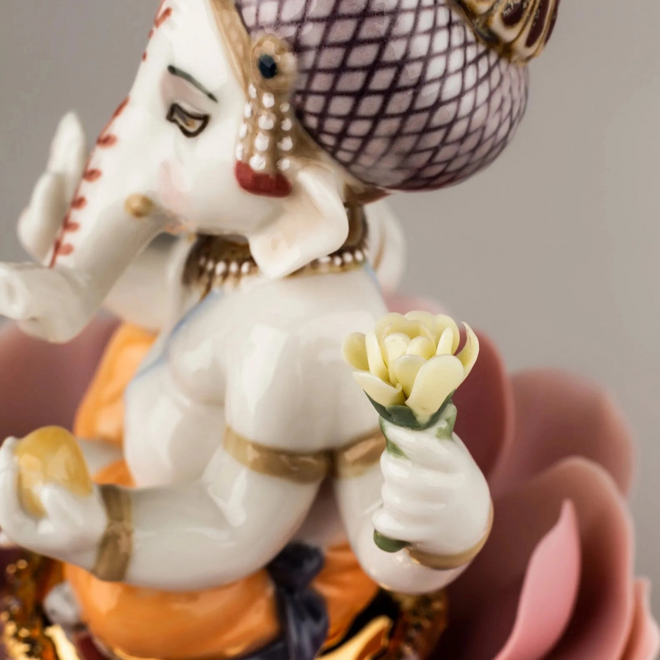 Статуэтка Ганеша на лотосе 19 см фарфор Lladro 01008635