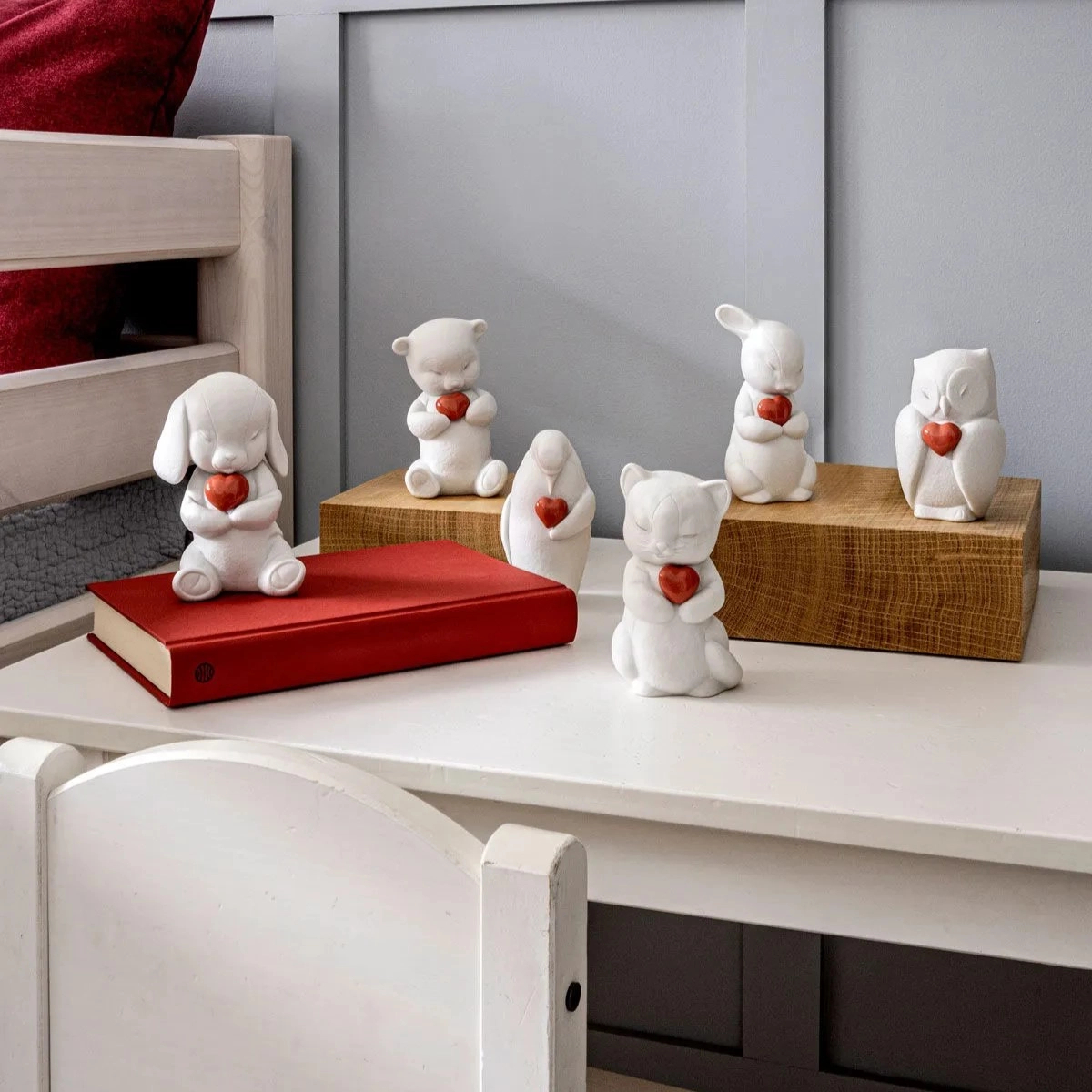 Статуэтка Пингвин-защитник 11 см белая, фарфор – 2