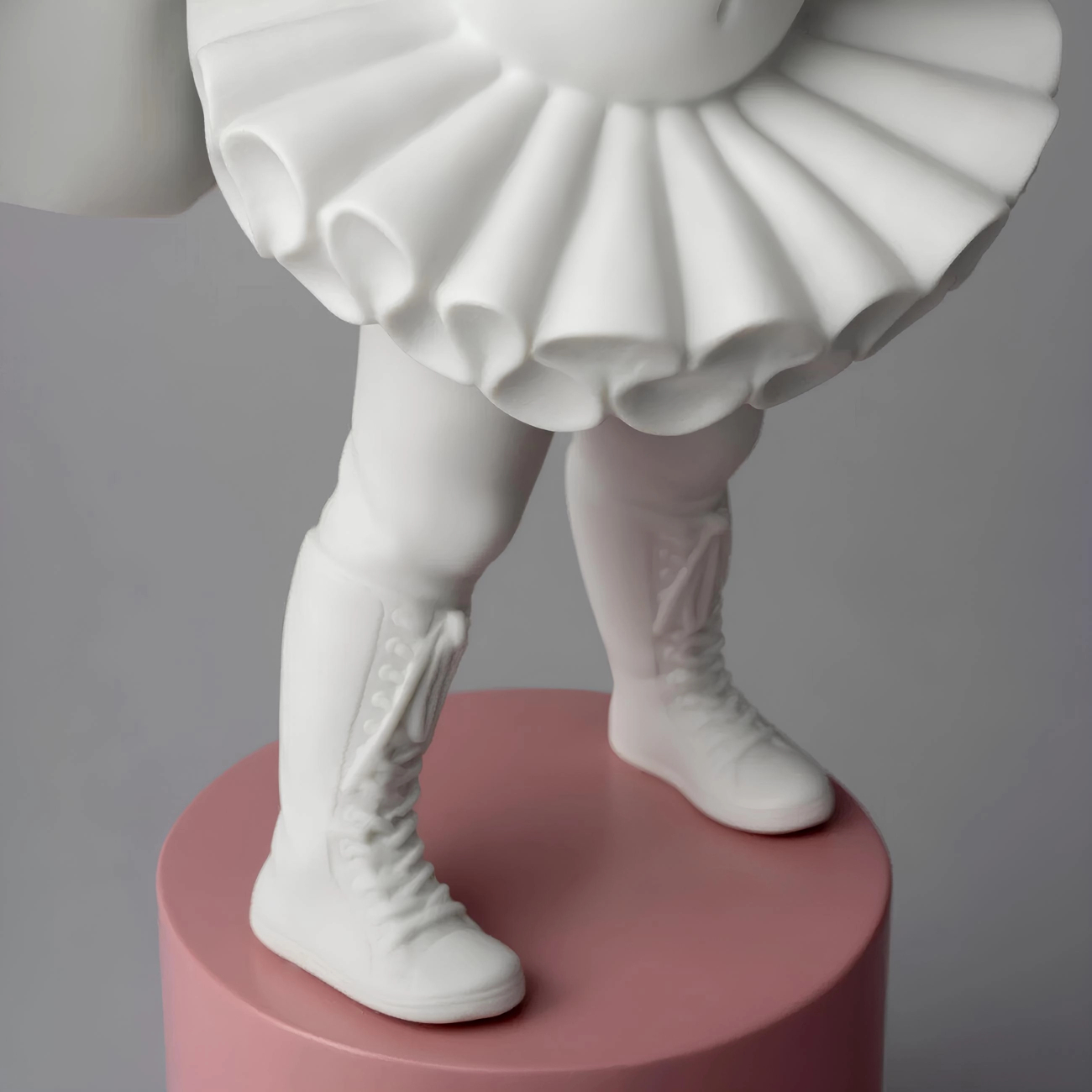 Статуэтка Девочка-супергерой 40 см фарфор Lladro 01009483