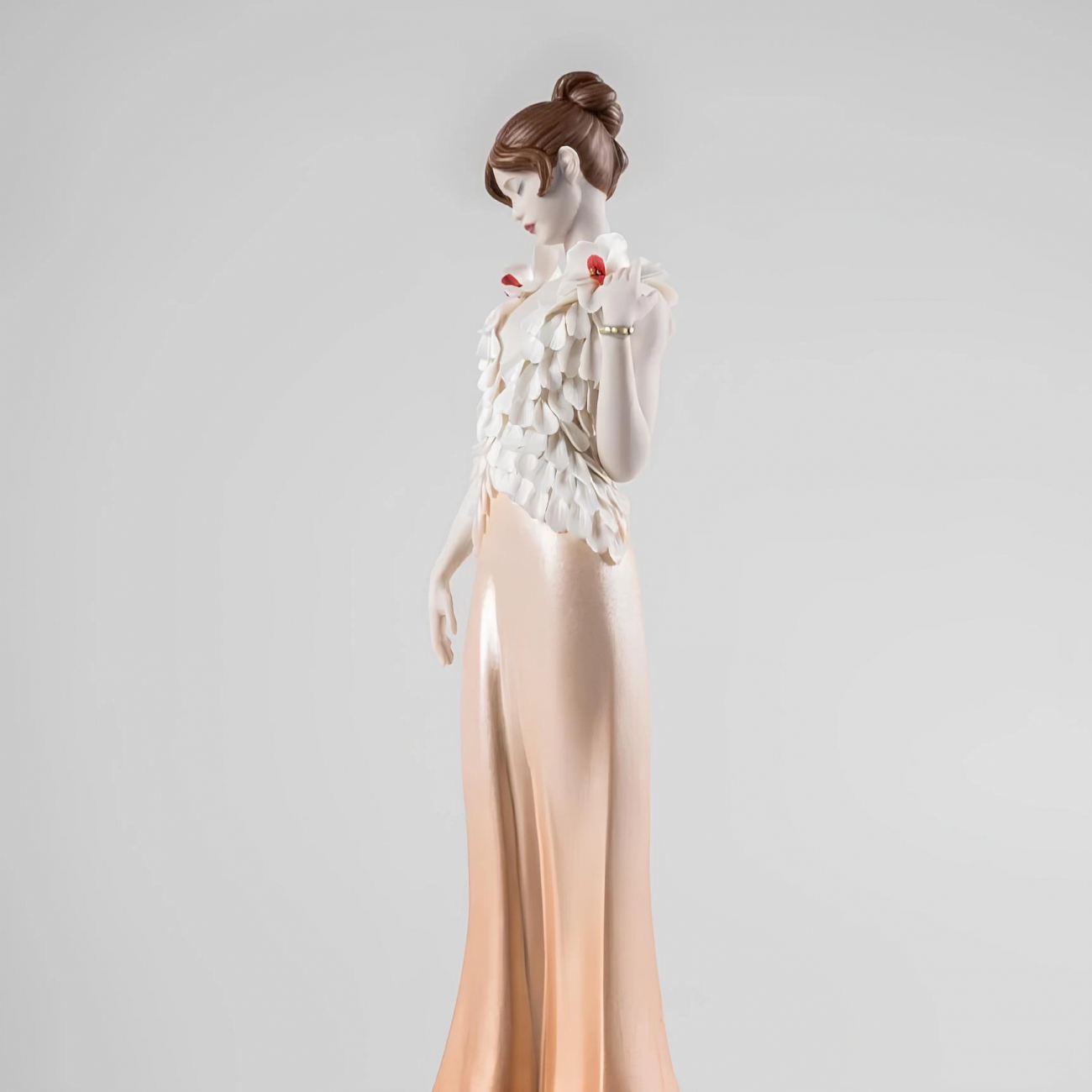 Статуэтка Изысканная вышивка 38 см фарфор Lladro 01009745