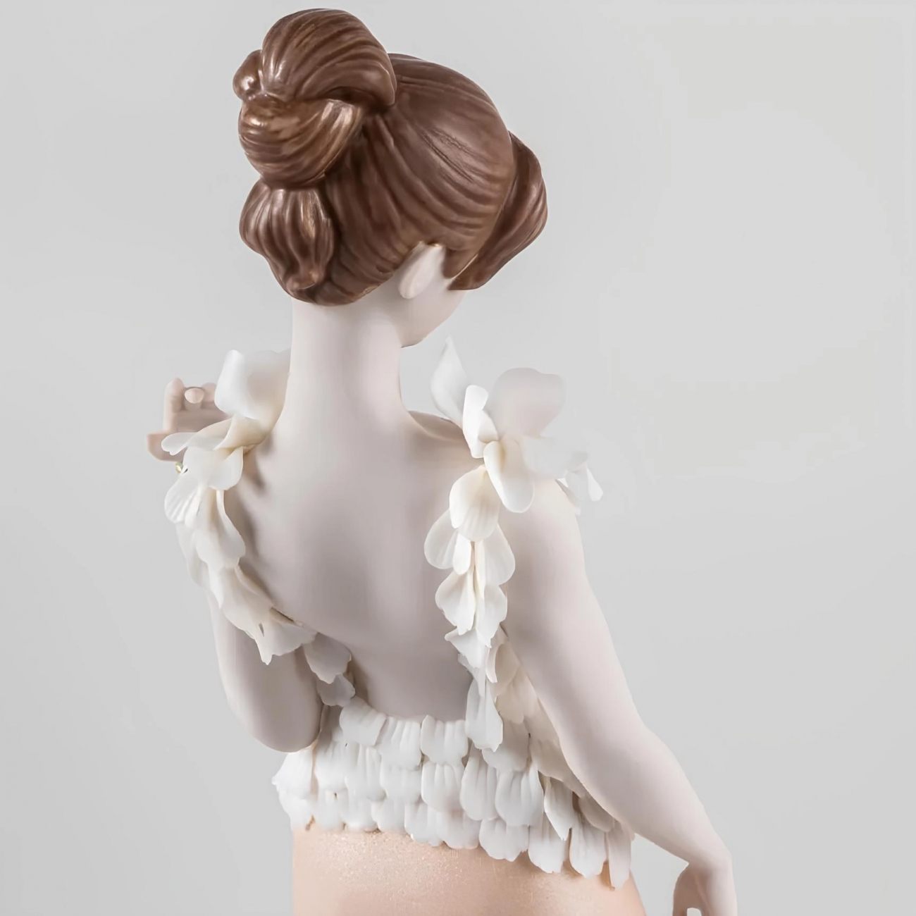 Статуэтка Изысканная вышивка 38 см фарфор Lladro 01009745