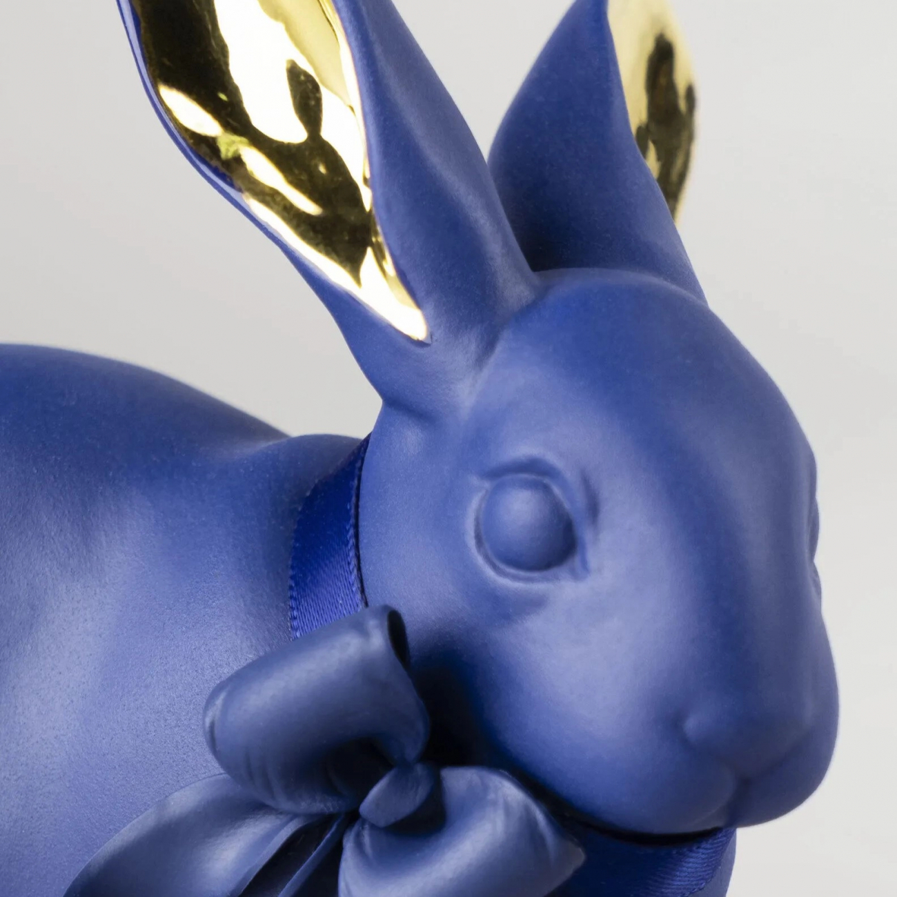 Статуэтка Внимательный кролик синий 11 см фарфор Lladro 01009448