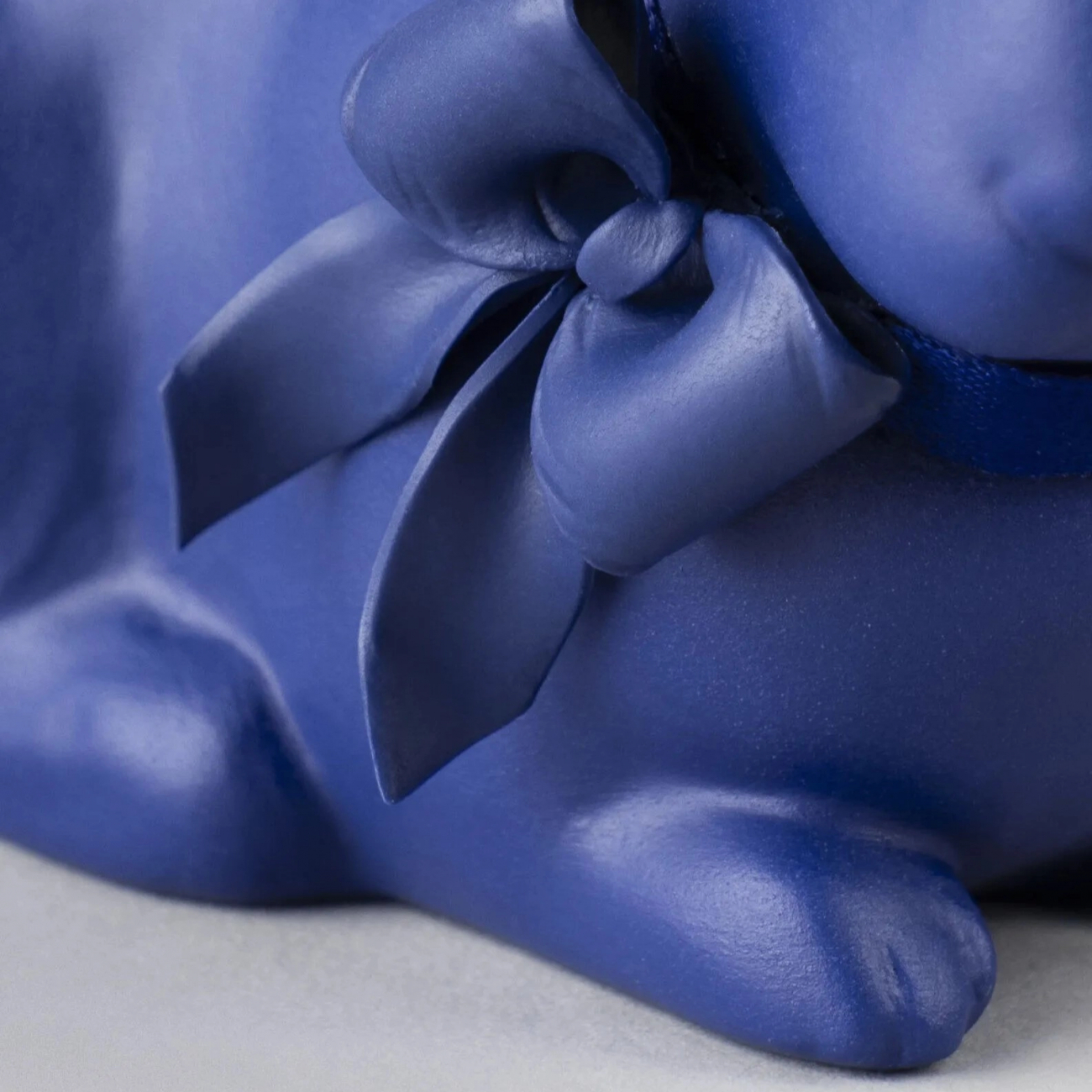 Статуэтка Внимательный кролик синий 11 см фарфор Lladro 01009448