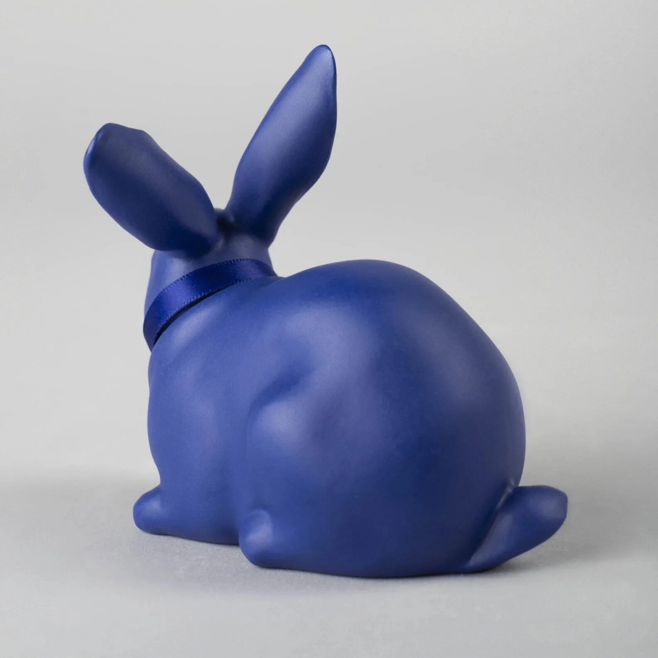 Статуэтка Внимательный кролик синий 11 см фарфор Lladro 01009448