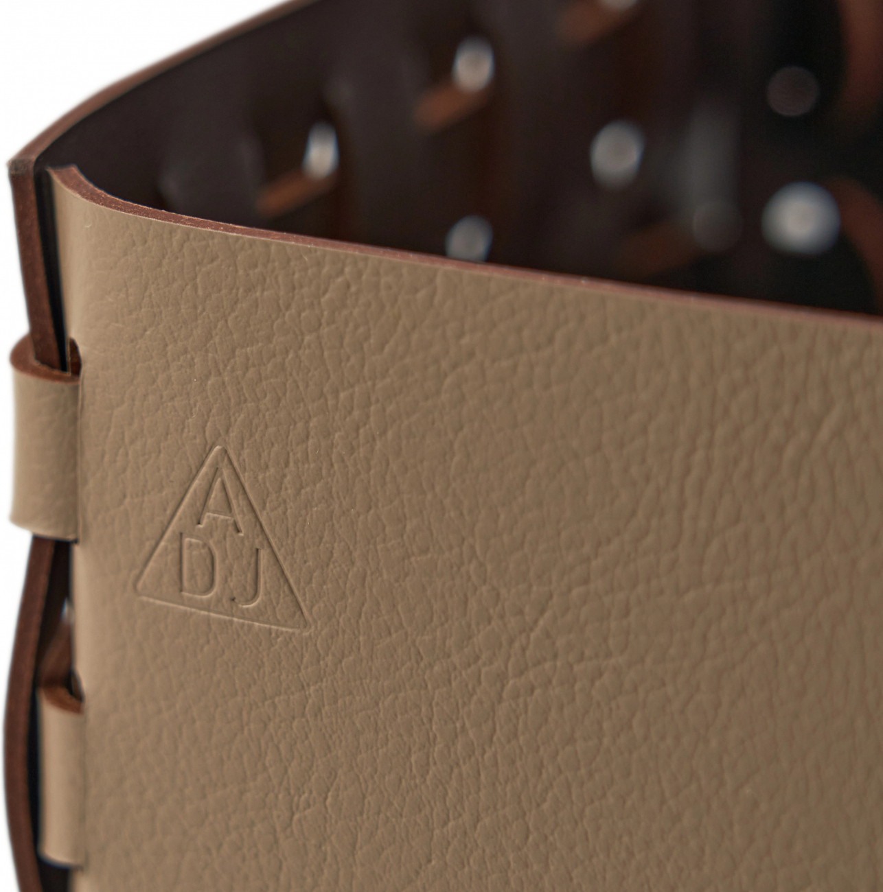 Корзиночка BOTTEGA с крышкой 12x12 капучино, кожа ADJ 1515.04.TS16