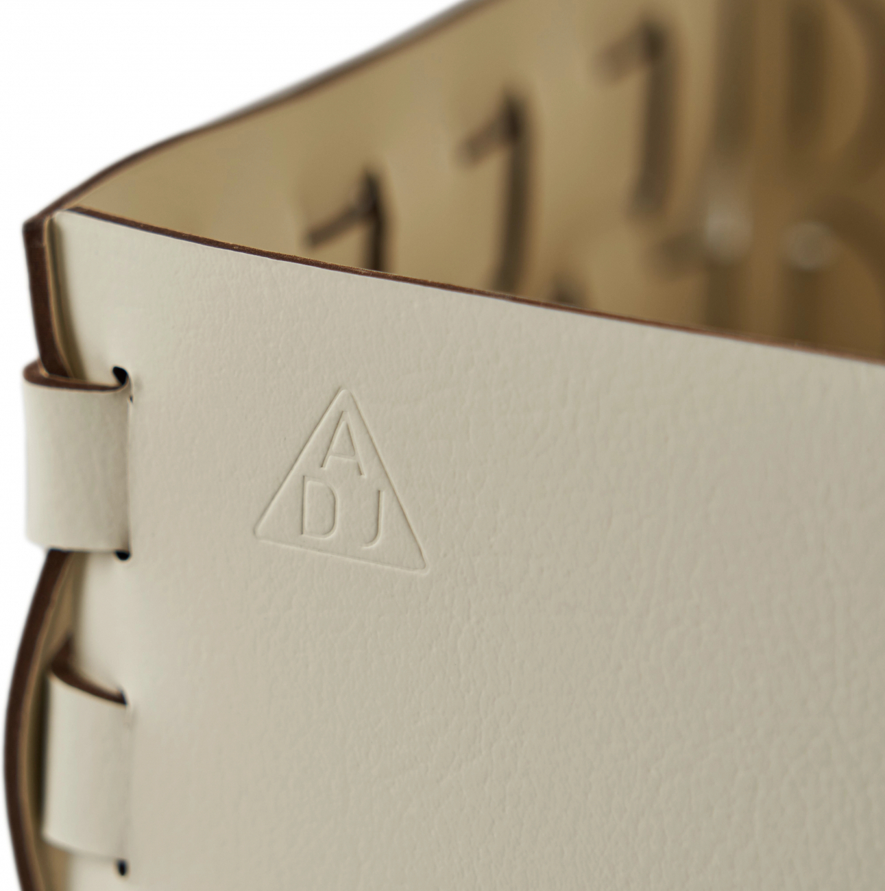 Корзиночка BOTTEGA с крышкой 12x12 белая, кожа ADJ 1515.10.TS16